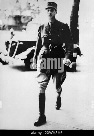 Futuro presidente francese, poi capitano, Charles de Gaulle a Londra. La foto è datata 25 giugno 1940, solo un paio di settimane dopo la caduta della Francia (10 maggio) e la fuga frettolosa di de Gaulle dal paese (18 maggio). Foto Stock