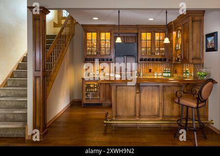 Area bar in stile pub inglese al piano inferiore di casa Foto Stock