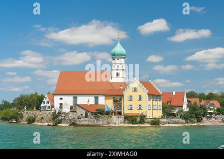 Veduta del comune di Wasserburg vicino a Lindau sul Lago di Costanza, Bodensee con la chiesa di San Giorgio vista dal lago Foto Stock