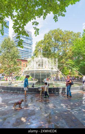 Una fontana unica nel Berczy Park nel centro di Toronto con numerose statue di cani. Foto Stock