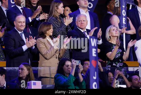 Chicago, Stati Uniti. 19 agosto 2024. Secondo gentiluomo Doug Emhoff, candidato democratico alla presidenza, il vicepresidente Kamala Harris, candidato democratico alla vice presidenza, il governatore del Minnesota Tim Walz e sua moglie Gwen (L to R) applaudono come presidente Joe Biden alla Convention nazionale democratica del 2024 allo United Center di Chicago, Illinois, lunedì 19 agosto 2024. La convention si terrà da lunedì 19 agosto a giovedì 22 agosto. Foto di Tannen Maury/UPI credito: UPI/Alamy Live News Foto Stock