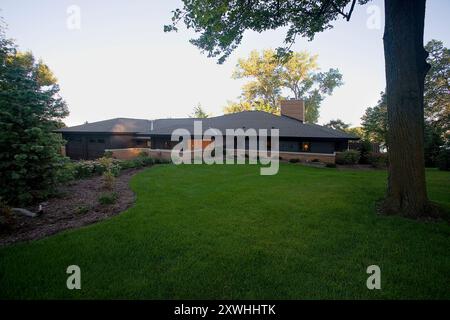 Facciata della casa in stile ranch con cortile anteriore Foto Stock