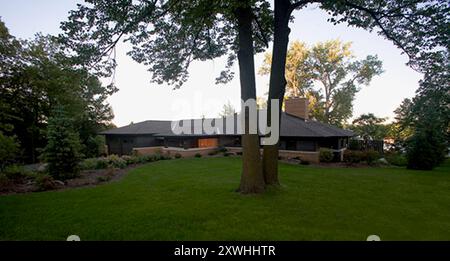 Facciata di una casa in stile ranch che mostra il cortile anteriore e il grande albero Foto Stock