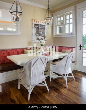 L'angolo colazione era pieno di banquette colorata Foto Stock