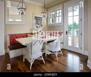 L'angolo colazione era pieno di banquette colorata Foto Stock