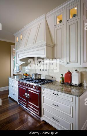 Stufa Red la Cornue in cucina bianca in stile country francese Foto Stock