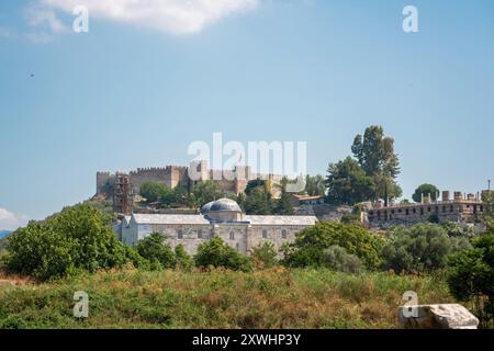 Le rovine del Tempio di Artemide, situato nel quartiere Selcu di Smirne, si trovano sullo sfondo della Moschea İsa Bey, il Castello Ayasuluk A. Foto Stock