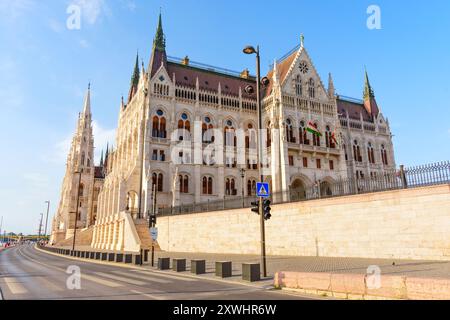 Budapest, Ungheria - 7 luglio 2024: Edificio del Parlamento ungherese con segnale di traffico in primo piano. Mostra la vita urbana e architettonica Foto Stock