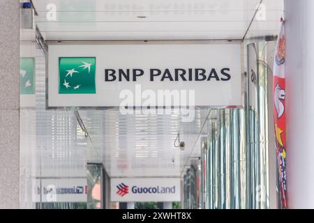 Il logo della banca BNP Paribas è installato sulla parte superiore di un soffitto del piano terra a scopo di marketing. Singapore. Foto Stock