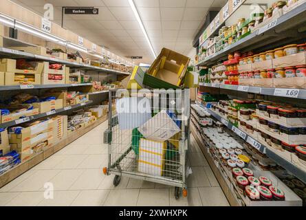 Amburgo, Germania. 19 agosto 2024. Le scatole di cartone vuote si trovano in un contenitore a rete in rotoli in un supermercato. Credito: Markus Scholz/dpa/Alamy Live News Foto Stock