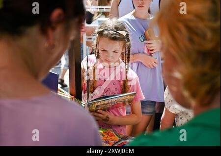 Non esclusiva: LEOPOLI, UCRAINA - 18 AGOSTO 2024 - le persone hanno scambiato quasi 5.000 libri durante l'evento di Piazza del Libro organizzato dalla Libr Municipale di Leopoli Foto Stock