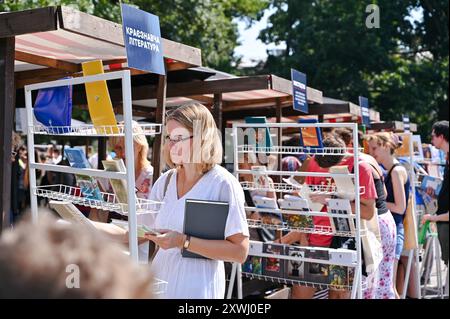 Non esclusiva: LEOPOLI, UCRAINA - 18 AGOSTO 2024 - le persone hanno scambiato quasi 5.000 libri durante l'evento di Piazza del Libro organizzato dalla Libr Municipale di Leopoli Foto Stock