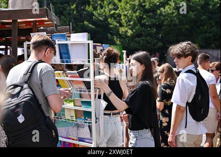 Non esclusiva: LEOPOLI, UCRAINA - 18 AGOSTO 2024 - le persone hanno scambiato quasi 5.000 libri durante l'evento di Piazza del Libro organizzato dalla Libr Municipale di Leopoli Foto Stock