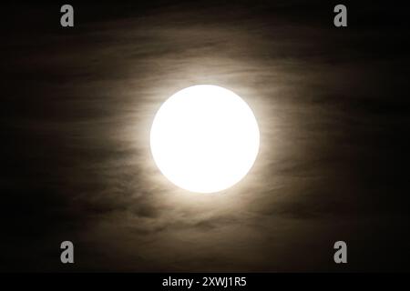 San Pietroburgo, Russia. 20 agosto 2024. Supermoon nel cielo a San Pietroburgo. Dal 19 al 20 agosto, si verificherà uno dei fenomeni astronomici più rari: La Superluna. Il termine "superluna" è usato per descrivere una luna piena quando la Luna si trova nel punto più vicino alla Terra nella sua orbita ellittica. (Foto di Artem Priakhin/SOPA Images/Sipa USA) credito: SIPA USA/Alamy Live News Foto Stock