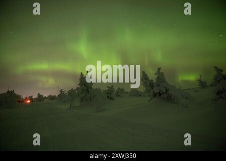 Aurora boreale sul monte Levi e sulla stazione sciistica (Kittilä, Lapponia, Finlandia) in particolare: Auroras boreales sobre la montaña y Estación de esquí de Levi Foto Stock