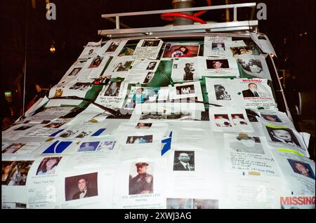 11 settembre 2001 NYC - i manifesti dei dispersi dall'attacco sono stati registrati su un camion satellitare per la stampa. L'11 settembre 2001, quattro aerei commerciali statunitensi sono stati dirottati da al-Qaeda, un gruppo terroristico estremista islamico, e sono stati armati contro gli Stati Uniti. Uccidendo quasi 3000 persone e ferendone altre 6000 è stato il peggior attacco avvenuto sul suolo degli Stati Uniti. Due degli aerei furono portati al World Trade Center di New York, distruggendo le Twin Towers e uccidendo 2.977 persone. Queste sono le foto di quel giorno e della settimana da seguire e girare su film Foto Stock