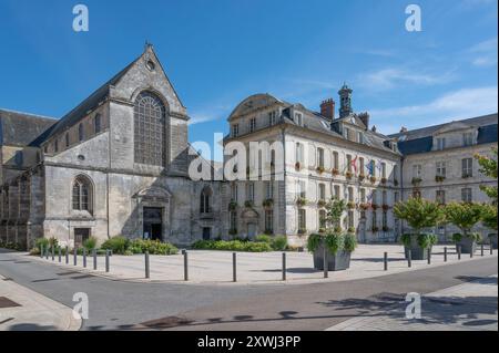 La chiesa abbaziale di Notre-Dame de Bernay e la città di Bernay in Bernay, Eure Deparment, Normandia, Francia Foto Stock