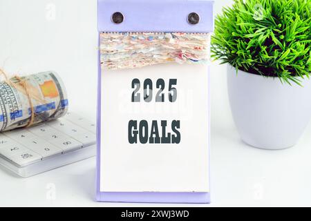 Copia spazio. 2025 GOALS ha scritto una frase concettuale su un calendario a strappo del desktop Foto Stock