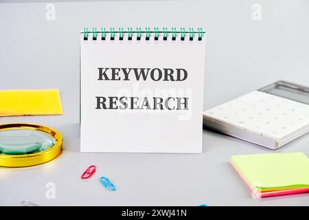Simbolo di ricerca per parole chiave concettuale. Copia spazio. Messaggio di ricerca per parola chiave scritto su un blocco note vuoto Foto Stock