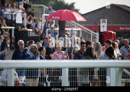 Windsor, Berkshire, Regno Unito. 19 agosto 2024. Era una serata ventilata con sole intermittente, mentre gli appassionati di corse di cavalli si godevano la Final Fiesta all'ippodromo Royal Windsor di Windsor, Berkshire. Alcuni piloti di corse si sono immersi nel tema messicano indossando dei sombreros. Crediti: Maureen McLean/Alamy Live News Foto Stock