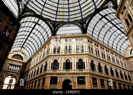 La Gallery Umberto 1 è una galleria di negozi di grande design a Napoli Foto Stock