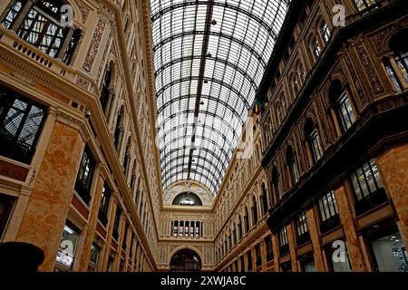 La Gallery Umberto 1 è una galleria di negozi di grande design a Napoli Foto Stock