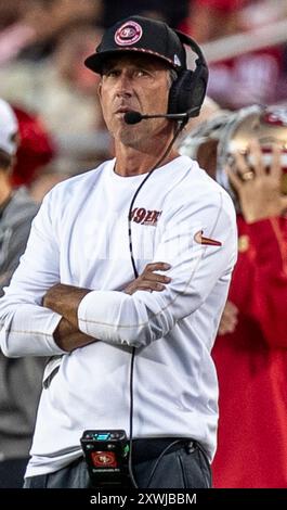 18 agosto 2024 Santa Clara CA U.S.A San Francisco allenatore Kyle Shanahan a bordo campo durante la gara di pre-season NFL tra i New Orleans Saints e i San Francisco 49ers al Levi Stadium di San Francisco California. Thurman James/CSM Foto Stock