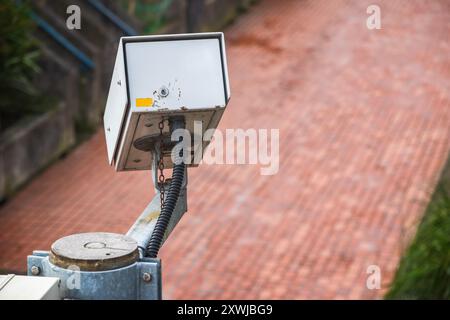 Telecamera di sorveglianza di fronte a una strada vuota a Londra Foto Stock