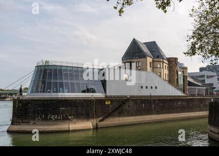 Colonia, Germania - 28 settembre 2023: Lindt Chocolate Museum nel porto di Rheinau a Colonia, Renania settentrionale-Vestfalia, Germania. Foto Stock