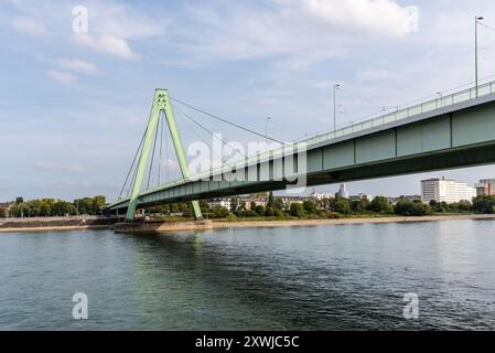 Colonia, Germania - 28 settembre 2023: Ponte Severin sul fiume Reno a Colonia, Renania settentrionale-Vestfalia, Germania. Foto Stock