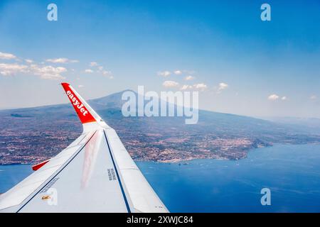 Vista aerea della città di Catania e dell'Etna, il vulcano più attivo d'Europa, visto da un aereo easyJet (Sicilia, Italia) Foto Stock