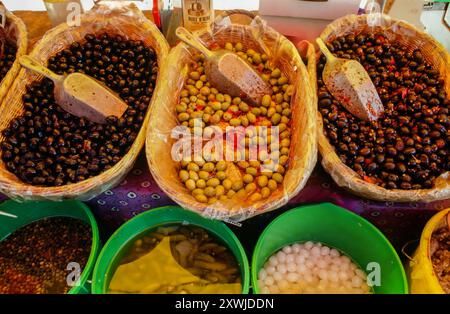 Giornata di mercato a Cannobio specialità locali in offerta - Verbania, Piemonte, Italia, Europa Foto Stock