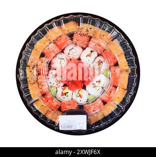 rotoli di sushi, confezionati in una confezione rotonda di plastica, su bianco Foto Stock