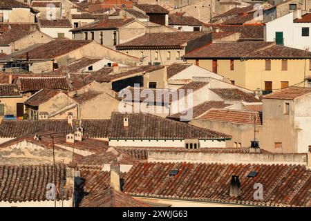 Vista aerea degli edifici tradizionali di Chinchón, Spagna, con tetti in terracotta e un'affascinante architettura nelle giornate limpide Foto Stock