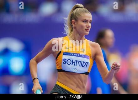 Alica Schmidt partecipa alla staffetta 4X400 metri ai Giochi Olimpici di Parigi 2024. Foto Stock