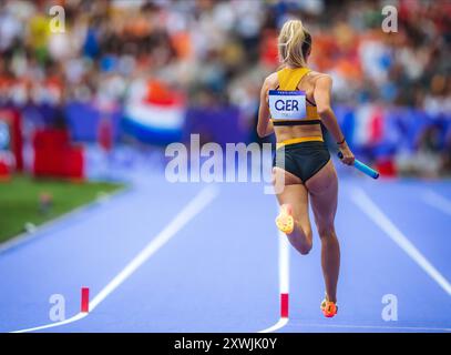 Alica Schmidt partecipa alla staffetta 4X400 metri ai Giochi Olimpici di Parigi 2024. Foto Stock