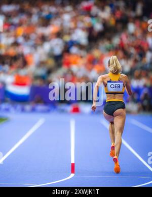 Alica Schmidt partecipa alla staffetta 4X400 metri ai Giochi Olimpici di Parigi 2024. Foto Stock