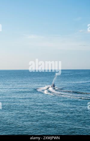 Splendida vista sul Seascape. Energia magica di belle nuvole felici. Vietnam mare calmo tropicale Foto Stock