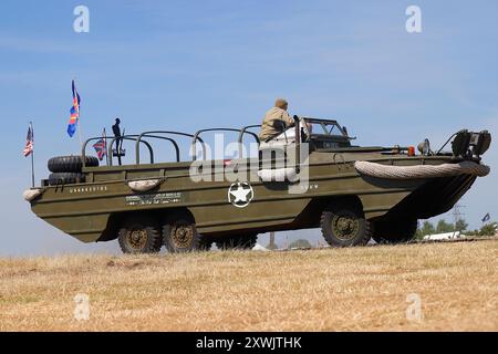 Veicolo anfibio DUKW in mostra presso l'esperienza di guerra dello Yorkshire a Hunsworth, West Yorkshire, Regno Unito Foto Stock