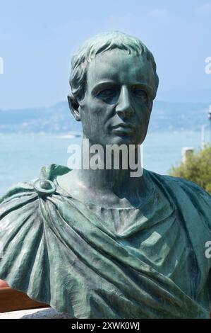 Italia, Lombardia, Lago di Garda, Sirmione, Busto del poeta romano Gaio Valerio Catullo Foto Stock