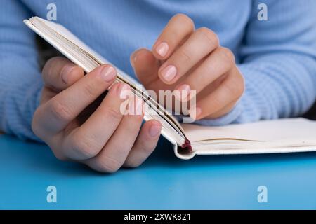 Unghie di carta morbide pastello ben curate. Donna che mostra la sua nuova manicure nei colori della tavolozza pastello. Decorazioni semplici, fresche vibrazioni primaverili dai colori naturali Foto Stock