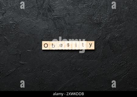 Parola di obesità scritta su blocco di legno. Testo di obesità sulla tabella del cemento per il vostro desing, concetto. Foto Stock