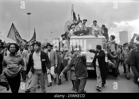 Black People's Day of Action, Blackfriars Bridge marcia verso il West End di Londra. Dimostrazione dovuta alla mancanza di azione sul fuoco della nuova Croce. Gruppo arrabbiato di manifestanti che chiedono giustizia. Westminster, Londra, Inghilterra 2 marzo 1981 1980s UK HOMER SYKES Foto Stock