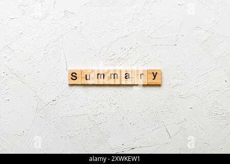 Sommario parola scritta sul blocco di legno. Il testo di riepilogo sulla tabella, concetto. Foto Stock