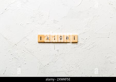 Ikigai parola scritta sul blocco di legno. ikigai testo sul tavolo, concetto. Foto Stock