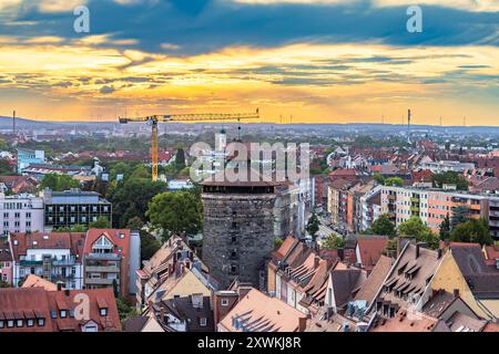 Nürnberger Stadtbild am Abend die westliche Altstadt von Nürnberg, Bayern, Deutschland, während des Sonnenuntergangs, mit dem Neutorturm der historischen Stadtmauer im Mittelpunkt Nürnberg Bayern Deutschland *** paesaggio urbano di Norimberga la sera la città vecchia occidentale di Norimberga, Baviera, Germania, durante il tramonto, con il Neutorturm 20240817 nel centro storico di Norimberga Foto Stock