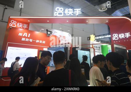 SHANGHAI, CINA - 4 LUGLIO 2024 - i visitatori visitano lo stand Kuaishou alla World Artificial Intelligence Conference 2024 di Shanghai, Cina, 4 luglio 20 Foto Stock