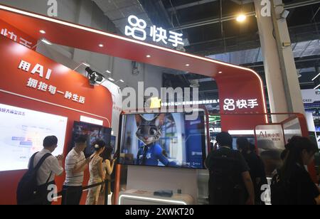 SHANGHAI, CINA - 4 LUGLIO 2024 - i visitatori visitano lo stand Kuaishou alla World Artificial Intelligence Conference 2024 di Shanghai, Cina, 4 luglio 20 Foto Stock