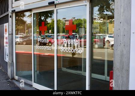 Ingresso pronto soccorso ospedale con croce rossa Italia Foto Stock