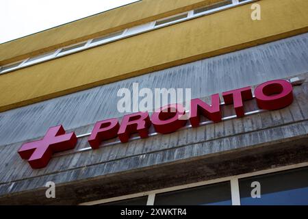 Ingresso pronto soccorso ospedale con croce rossa Italia Foto Stock